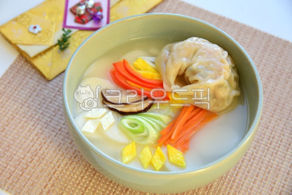 떡국,떡,가래떡,떡국떡,계란,지단,계란지단,고명,버섯,파,파프리카,당근,설,설날,명절,설날음식,설음식,음식,전통음식,새해,한국전통,식재료,요리,한식,한국음식,한국요리,만두,만두국,떡만두국,식사,사발,그릇,웰빙,웰빙음식,쌀떡,흰떡,국물,채소,koreanculture,koreanfood,food,foodreserves,koreanmeal,koreancook,koreandishes,dishes,rice,ricecake,ricecakesoup,soup,holidayfood,설날사진공모전