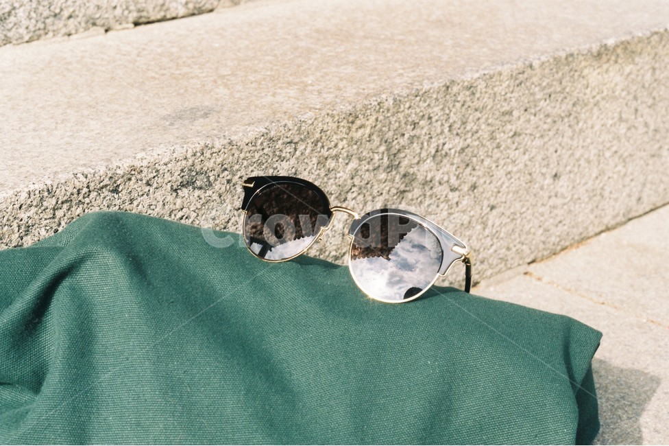 선글라스,하늘,반사,구름,정자,패션스타일,의상,fashion,style,감성,sensible,feeling,사물,물건,오브젝트,thing,object,matter