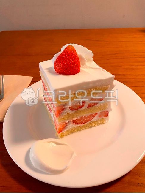strawberrycake,whippedcreamcake,딸기생크림케이크,생크림케이크,creamcake,freshcreamcake,strawberrycreamcake
