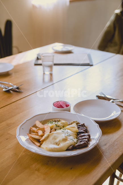 음식,스테이크,식당,따뜻한,힐링,coffee,stake,치즈,고기,감자튀김,모임,음식,식재료,요리,food,cook,meal,dishes,food reserves,양식,서양음식,서양요리,western food,western dishes,western meal,western cook