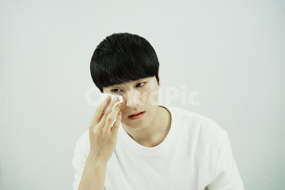 남자,뷰티,스킨케어,피부관리,화장품,로션,beauty,skincare,cosmetic,남성,lotion,그루밍족,사람,인물,인간,human,person,남성,남자,man,male,뷰티,미용,beauty treatment