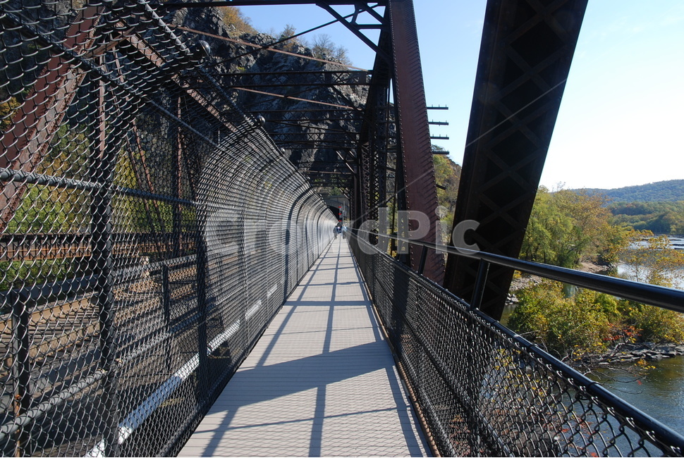 미국,america,강,river,다리,철다리,bridge,steel,난간,소실점,vanishingpoint,그림자,빛,shadow,shade,light,handrail,rail,가을,단풍,autumn,fall,banister,building,건물,철제,철조망,bared,wire,fence,맑은,하늘,clear,skeis