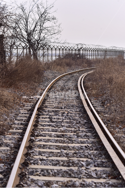철로,철도,폐철길,빈티지,railway,traintrack,기찻길,rail,레일,잊혀진,추억,메모리,회상,필름느낌,쓸쓸함,기억,노스텔지어,리멤버,remember,vintage,과거,옛날,old,녹슨,rust,오래된,분위기,배경,바탕,백그라운드,feeling,sensible,emotional,크로스,cross,철조망,울타리,겨울나무,필름감성