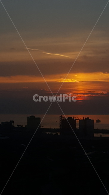 가을하늘,노을,바닷가,하루,주황색,도시,풍경,city,landscape,실루엣,그림자,silhouette,shadow,nature,자연,outdoors,옥외,sky,하늘,dusk,황혼,sunset,일몰,red sky,붉은 하늘,dawn,새벽