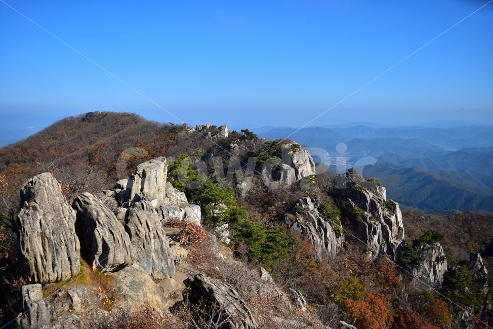 대둔산,가을,풍경,단풍,탐방,도립공원,빨간단풍,파란하늘,가을색,오색,울긋불긋,알록달록,그림같은,칼라풀,뷰티플,아름다운,힐링,감성,자연,정취,산세,명산,100대명산,nature,산,등산,트레킹,풍경사진,비경,경치,가을사진,가을색채,가을의정취,맑음,청명,가을날씨,경관,기암,암봉우리,mountain,금산,완주,논산,낙조대,낙조산장,마천대,케이블카,구름다리,삼선계단,가을,계절,fall,autumn,season,자연,풍경,nature,landscape,한국자연풍경,한국자연경관,korea nature landscape,outdoors,옥외,cliff,낭떠러지