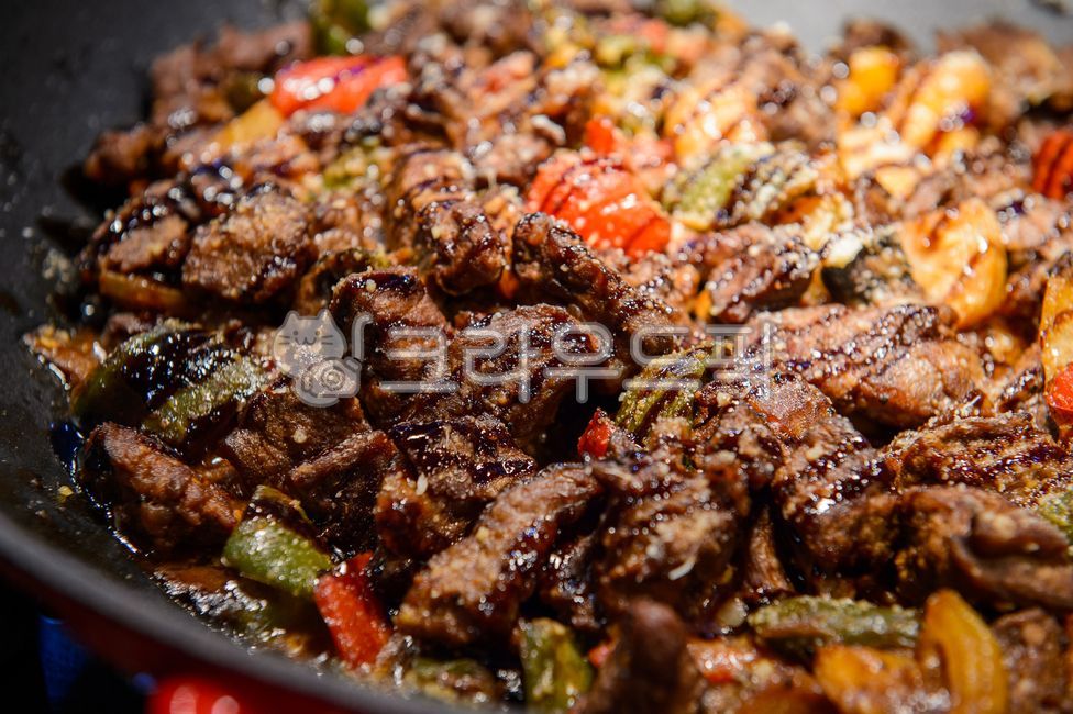 chop steak,beef,meat,paprika,onion,teriyaki sauce,ketchup,grilled,bbq,grilled,delicious,food,meal,main dish,cooking