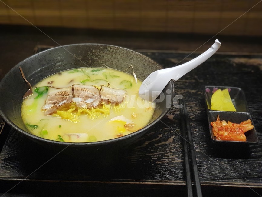 라멘,돈고츠라멘,라멘집,혼밥,라면