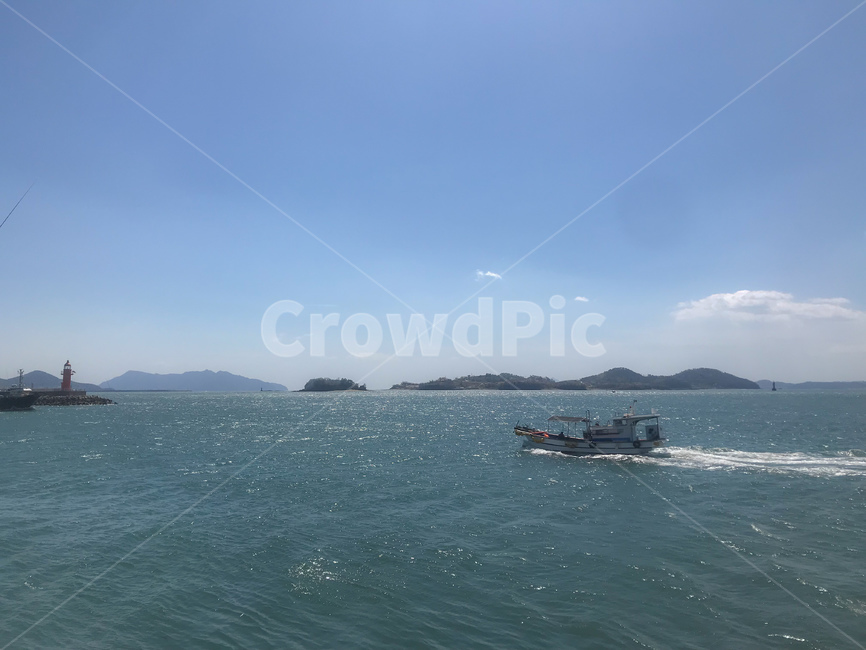 바다,배,물줄기,항구,등대,구름,파란하늘,맑음,자연,풍경,nature,landscape,watercraft,선박,vehicle,차량,transportation,교통