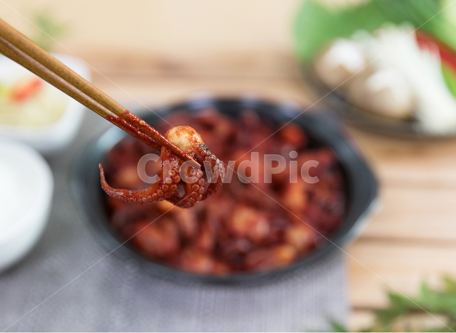 주꾸미,요리,다이어트,매운음식,식기류,건강식,조리법,그릇,테이블,식사,맛있다,먹다,별미,낙지,문어,맵다,짜다,준비,숟가락,식탁,붉다,해산물,바다요리,재료,배고프다,무침,볶음,식당,볶다,젓가락,매콤하다,양념,밥도둑,쌀,밥,야채,음식,식재료,요리,food,cook,meal,dishes,food reserves,한식,한국음식,한국요리,korean food,korean dishes,korean meal,korean cook