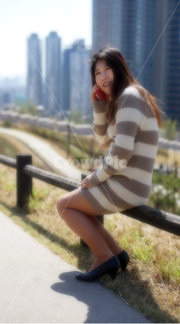 남산,안중근의사기념관,산책로,성곾,줄무늬원피스,전화통화,사람,인물,인간,human,person,여성,여자,woman,female,lady