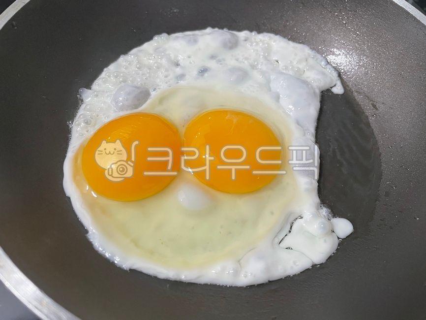 fried egg,egg,softboiled,double egg,twin eggs,cook,fry,food,meal,Fried egg,dish,animated,ingredients,cooking,frying pan,fresh