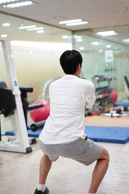 운동,남자,맨손체조,체조,스트레칭,체력단련,헬스,헬스장,자기관리,몸관리,스쿼트,트레이닝,남성,사람,인물,인간,human,person,남성,남자,man,male,건강,헬스웨어,헬스케어,healthware,health care