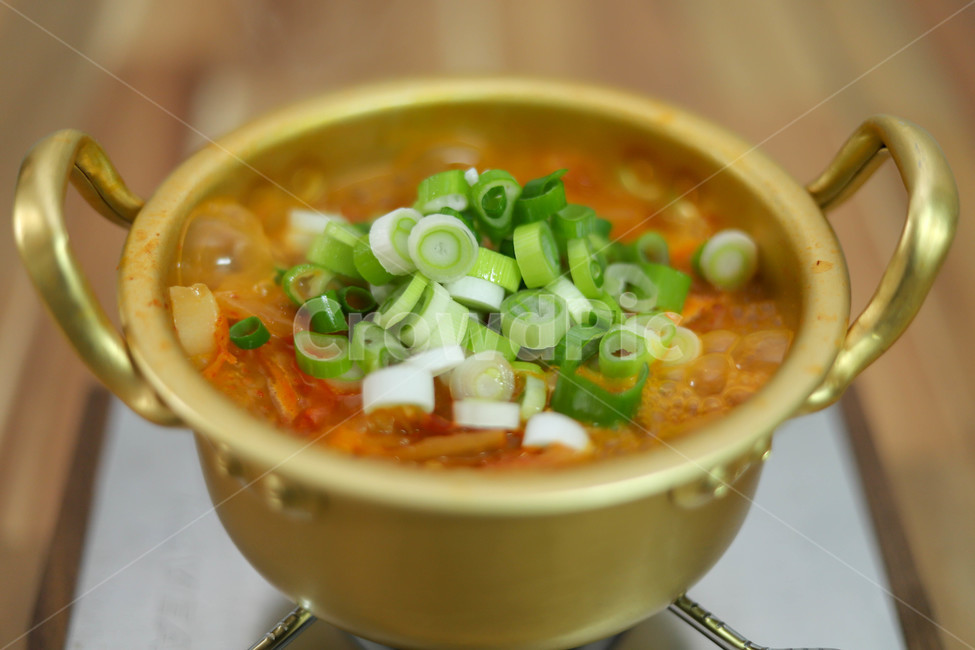 김치찌개,찌개,김치,한국음식,한국요리,양은냄비,파,대파,음식,음식,식재료,요리,food,cook,meal,dishes,food reserves,면류,면요리,noodles,한식,한국음식,한국요리,korean food,korean dishes,korean meal,korean cook