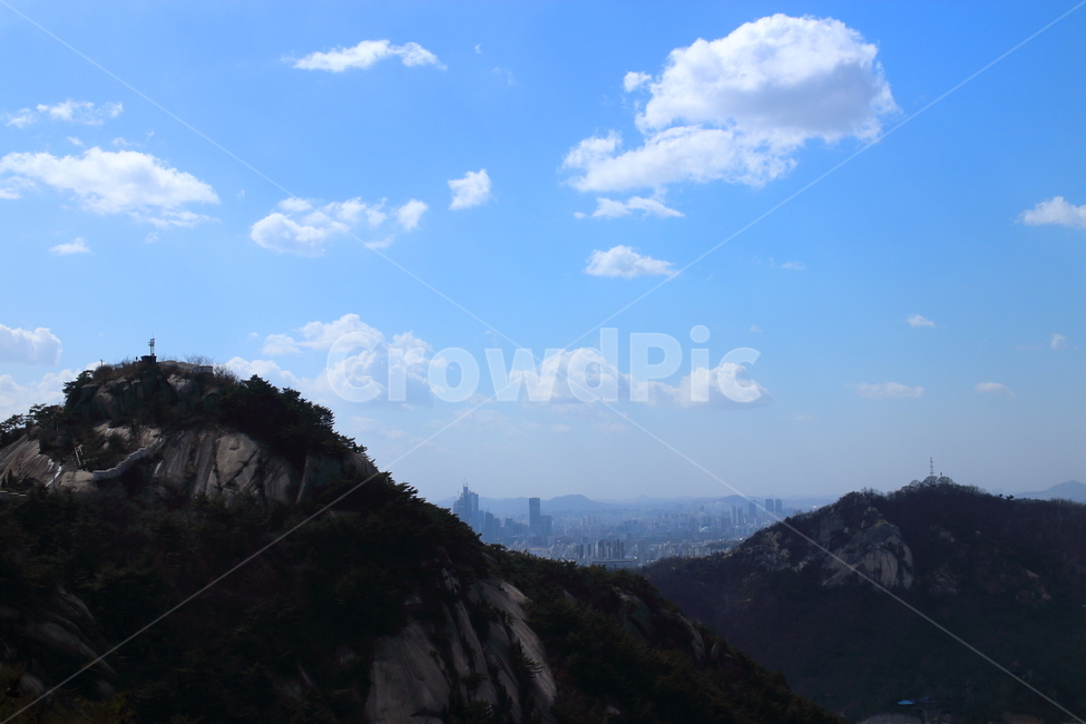 산,하늘,구름,산등성이,도심,서울,서울풍경,풍경,자연,파란하늘,산맥,나무,바위,건물,암석,파랑,파란색,자연배경,자연,풍경,nature,landscape,한국자연풍경,한국자연경관,korea nature landscape,도시,city,한국도시풍경,한국도시경관,korea cityscape,outdoors,옥외