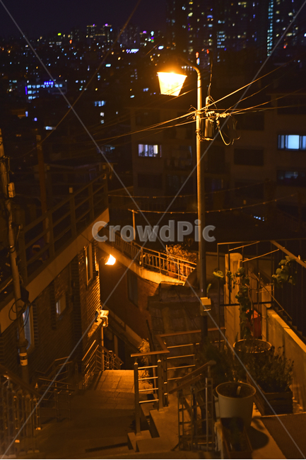 골목길,뒷골목,가로등,도시,건물,계단,집,하우스,안내등,보안등,streetlamp,streetlight,town,좁은,난간,불빛,라이트,조명,전선,handrail,배경,바탕,백그라운드,저녁풍경,야경,야간풍경,밤풍경,빛,light,야경,밤,풍경,nightscape,night,landscape,도시,city,골목길,alley