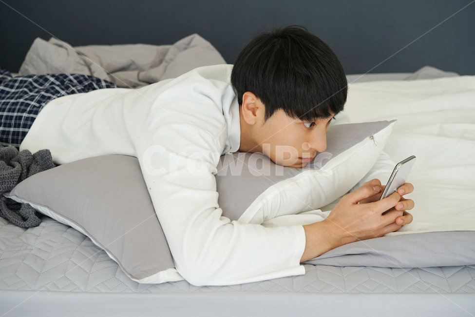 남성,남자,침대,침실,방,집,실내,휴식,휴일,핸드폰,모바일,휴대폰,집돌이,집콕,방구석,일상,사람,인물,인간,human,person,남성,남자,man,male