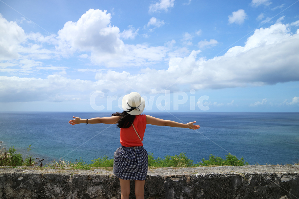 여행,바다,여자,양팔,자유로운,해외여행,괌,하늘,구름,travel,sky,cloud,탁트인,넓은,여름,계절,summer,season,사람,인물,인간,human,person,여성,여자,woman,female,lady,여행,휴가,traveling,vacation,trip,shorts,반바지