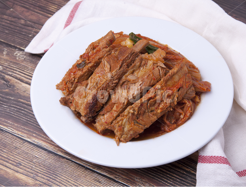 등갈비김치찜,김치찜,등갈비,김치,한국음식,요리,식사,돼지고기,음식,식재료,요리,food,cook,meal,dishes,food reserves,육류,고기,meat,한식,한국음식,한국요리,korean food,korean dishes,korean meal,korean cook