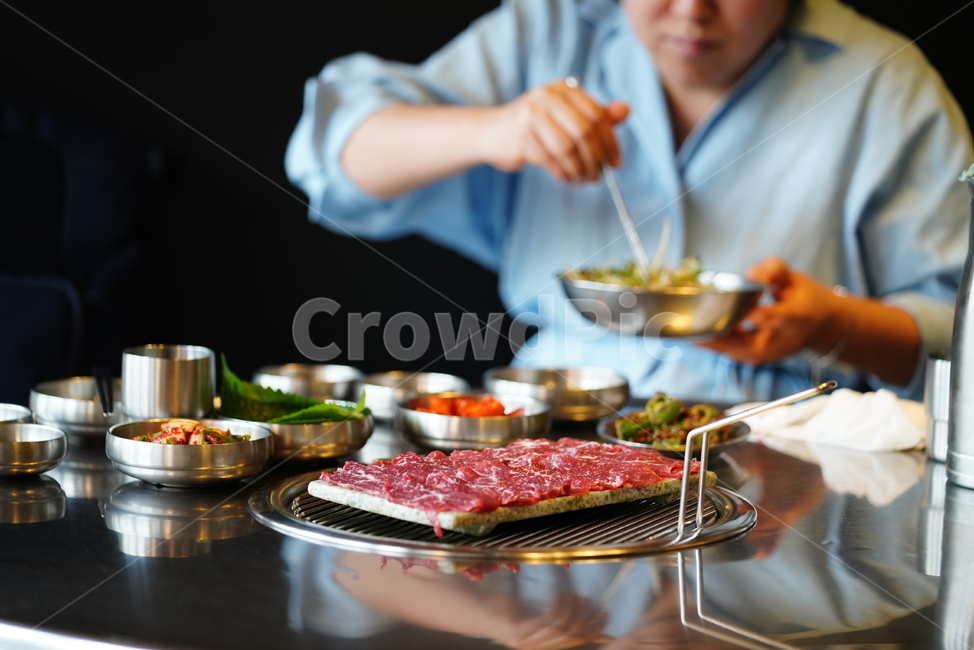 음식,육사시미,먹거리,안주,소고기,한우,육류,육식,컬러,레드,한식,식사,술자리,색감,푸드,음식,식재료,요리,food,cook,meal,dishes,food reserves,육류,고기,meat