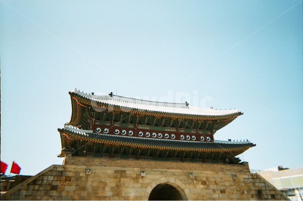하늘,전통건물,성문,필름사진,필름,기와,벽돌,한국전통,한국문화,korean traditional,korean culture,랜드마크,landmark,tourist attraction,한국랜드마크,한국관광지,한국명소,korea landmark,korea tourist attraction,건축물,건물외관,exterior,building,structure,architecture,construction