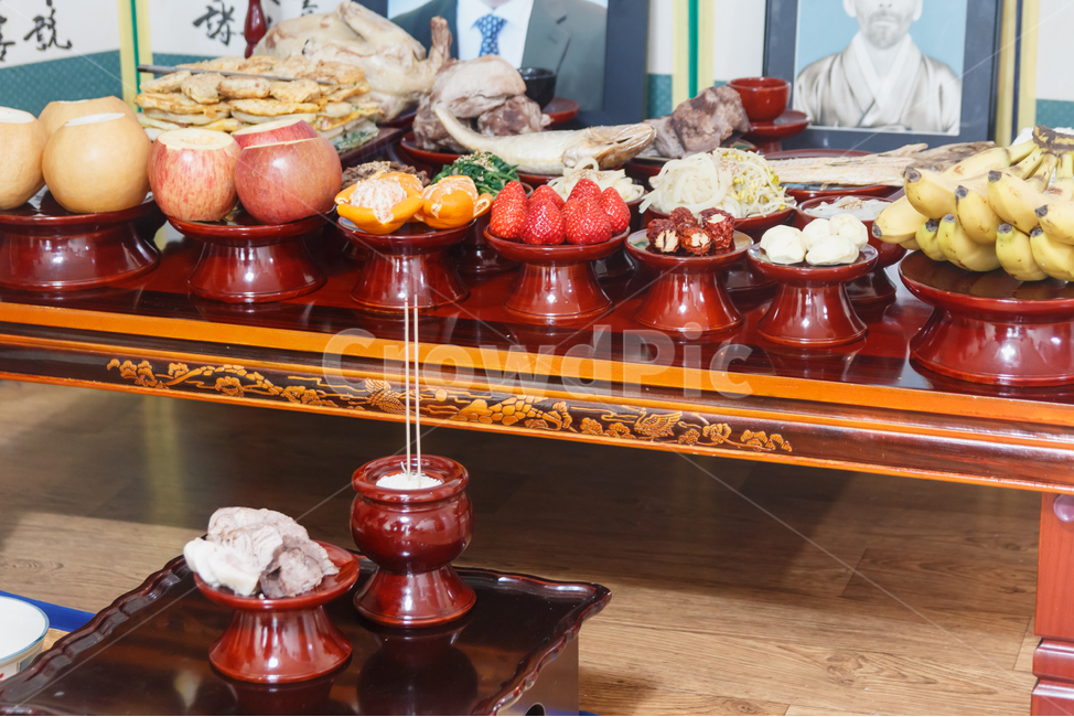 제사,제사상,차례상,병풍,설,명절,차례,설날,추석,제물,전통,음식,과일,육류,고기,양초,한자,풍성한,문화,촛불,경건한,엄숙한,초,촛대,배,사과,바나나,수육,딸기,목기,나물,한국전통,유교,유교전통,유교문화,한국문화,향,정갈한,관습,예절,조상,북어포,한과,한국전통,한국문화,korean traditional,korean culture,음식,식재료,요리,food,cook,meal,dishes,food reserves