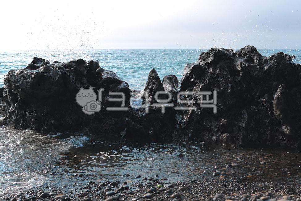 물결,연안,네이처,경관,물가,여름,해안선,섬,돌,밀물,자연현상,파도,덮치다,월파,침수,현무암,h2o,waves,bigwaves,storm,bubble,basalt,surface,coast,scenery,stone,summer,coastline,island,naturalphenomenon,naturaldisasters,wind,calamity,mishap,evil,대양,nature,자연,promontory,곶,sea,바다,ocean,옥외,outdoors,바위,rock,물,water