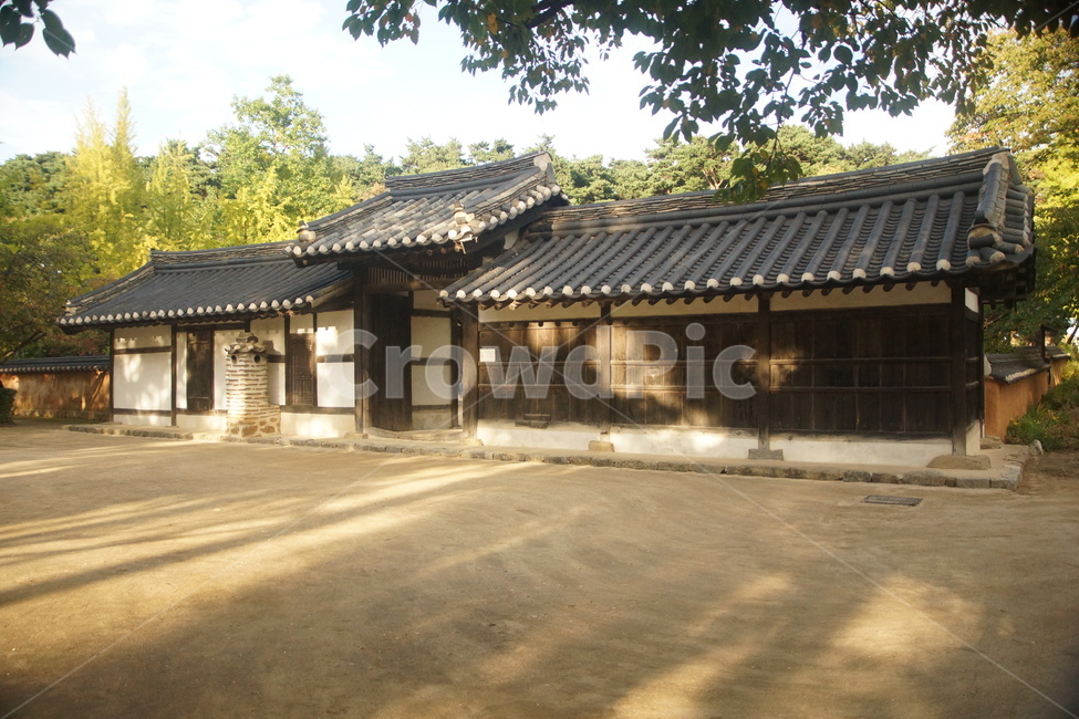 porch,현관,허난설헌,heonanseolheon,허균,heogyun,기와집,tileroofedhouse,houseroofedwithtiles,siteofbirthplaceofheonanseolheon,한국전통,한국문화,korean traditional,korean culture,건축물,건물외관,exterior,building,structure,architecture,construction