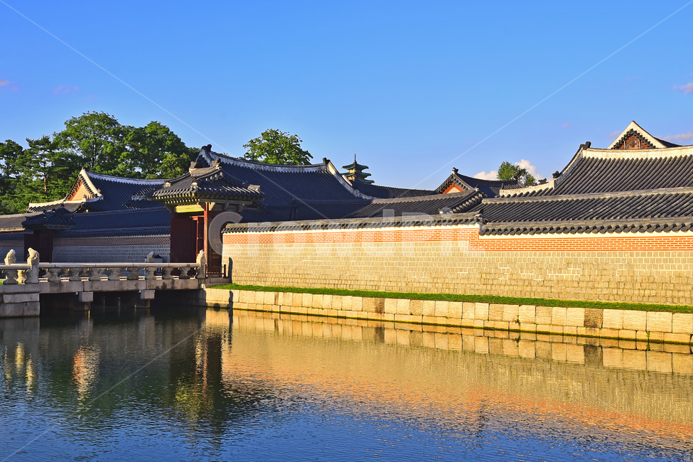 pond,ancientpalace,pattern,sunset light,roof tile,house,Gyeongbokgung Palace,building,Seoul,gyeongbokgungpalace,at dusk,architecture,palace,reflection,korean,structure,Joseon Dynasty,traditional,palaces,background,bridge,old palace,fence,Korean tradition,