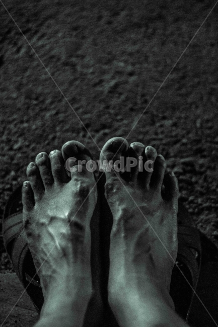 세월,고독,편안함,여름밤,의지,life,foot,photo,black,사람,인물,인간,human,person,신체일부,몸,body,흑백,모노톤,monochrome,black and white