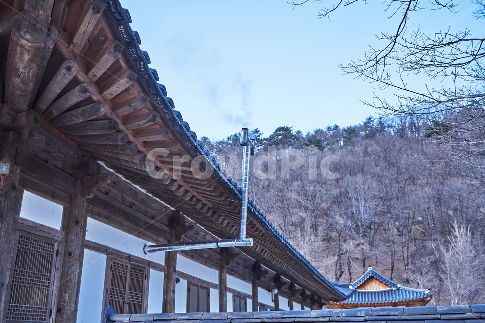 기와,전통,연기,나뭇가지,하늘,풍경,한옥,절,한국전통,한국문화,korean traditional,korean culture,건축물,건물외관,exterior,building,structure,architecture,construction