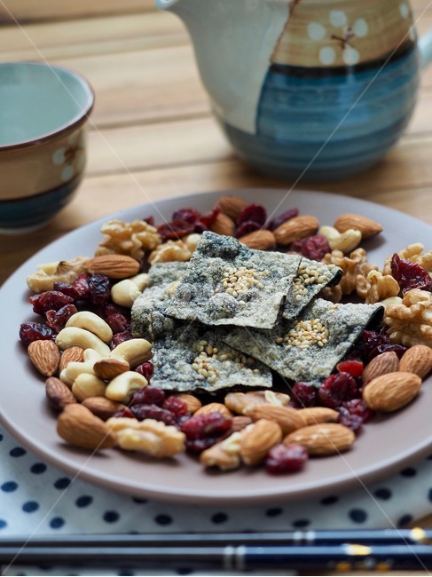 chopsticks,Traditional snacks,plate,Korean snacks,Kimbugak,wellbeing,Korean food,walnuts,Asian food,tradition,snacks,Korea,seaweed snacks,green tea,seaweed,almonds,Korean culture,food,food culture,Korean traditional snacks,nuts,Asia,background,culture,cas
