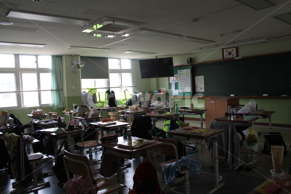 high school,empty classroom,school,student,3rd year of high school,classroom,Lesson