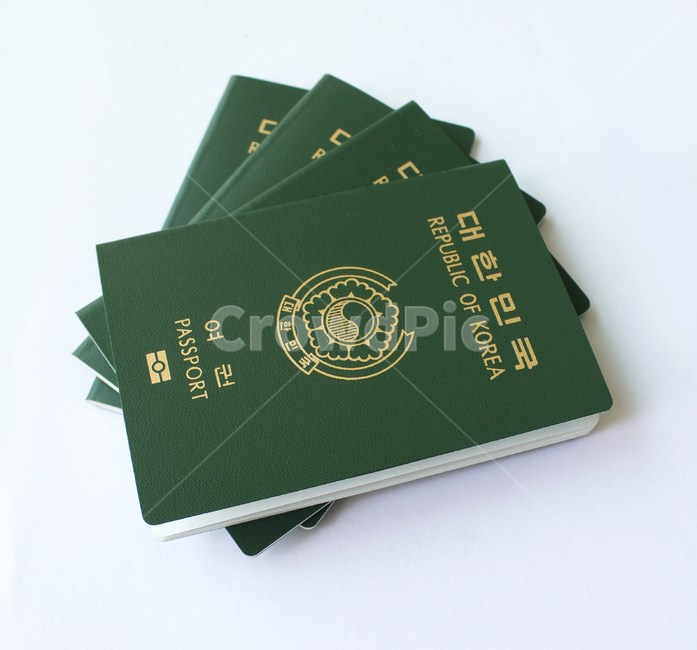 passport,id,business,card,citizen,emigration,identification,identity,international,korea,pass,republicofkorea,security,신분증,여권,한국여권,대한민국여권,사물,물건,한국,대한민국,탑,탑뷰,탑앵글,다수,여러개,여행,표지,겉면,비지니스,녹색,그린,초록색,흰배경,여행,휴가,traveling,vacation,trip