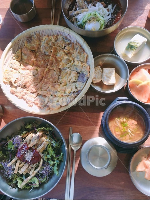한식,비빔밥,된장,부침개,김치,전,젓가락,kimchi,koreanfood,koreantraditionalfood,bibimbap,soybeanpaste,beanpastesoup,koreanpancake,readytoeat,chopsticks,hotpot,stew,국,찌개,두부,tofu,건강,헬스웨어,헬스케어,healthware,health care,음식,식재료,요리,food,cook,meal,dishes,food reserves,한식,한국음식,한국요리,korean food,korean dishes,korean meal,korean cook