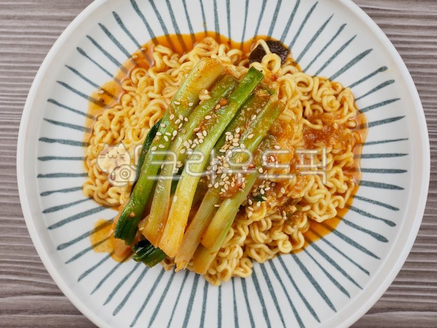 비빔라면,라볶이,비빔면,파,한식,쪽파,라면,요리,식사,음식,한국음식,매운음식,국수,bibimramen,rabokki,bibimbap,greenonion,korean,chives,ramen,dish,meal,food,koreanfood,spicyfood,noodle