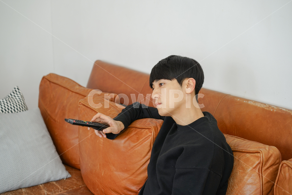 쇼파,소파,휴식,남성,남자,거실,휴일,sofa,실내,쿠션,rest,가구,tv,티비,시청,텔레비젼,리모컨,지루함,따분함,심심함,사람,인물,인간,human,person,남성,남자,man,male