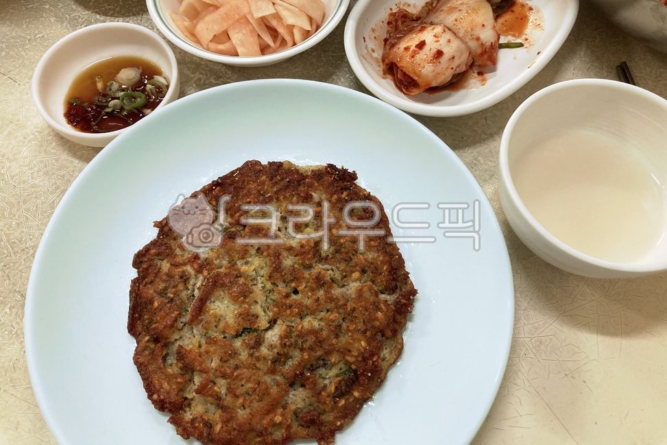 Mung bean pancake,kimchi,Makgeolli,mung bean pancake,Mung Bean Bindaetteok,food,Soy sauce seasoning
