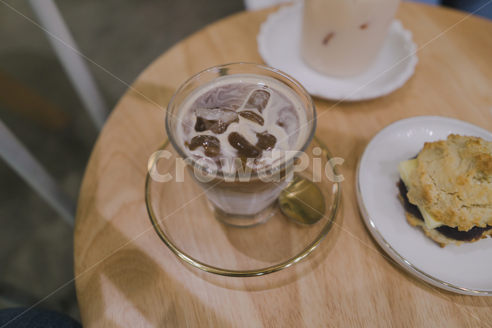 pottery,도기류,받침접시,cup,컵,coffeecup,커피컵,실내,indoor,cafe,디저트,간식,후식,dessert,snack,커피,카페,coffee,cafe