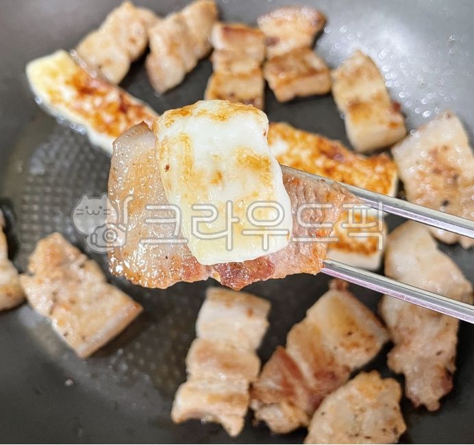 오겹살,삼겹살,치즈,모짜렐라치즈,치즈구이,돼지고기,돼지,고기,육류,음식,요리,식사,식재료,젓가락,구이,food,dish,cook,meal,pork,meat,cheese