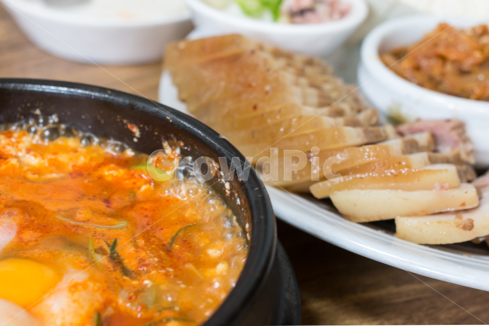 soup,lunch,egg,dining table,restaurant,eat out,Korean,Tofu Stew,hot,dinner,delicious,food,boiled pork,meal,earthen pot,Bubble bubble,cooking,tofu
