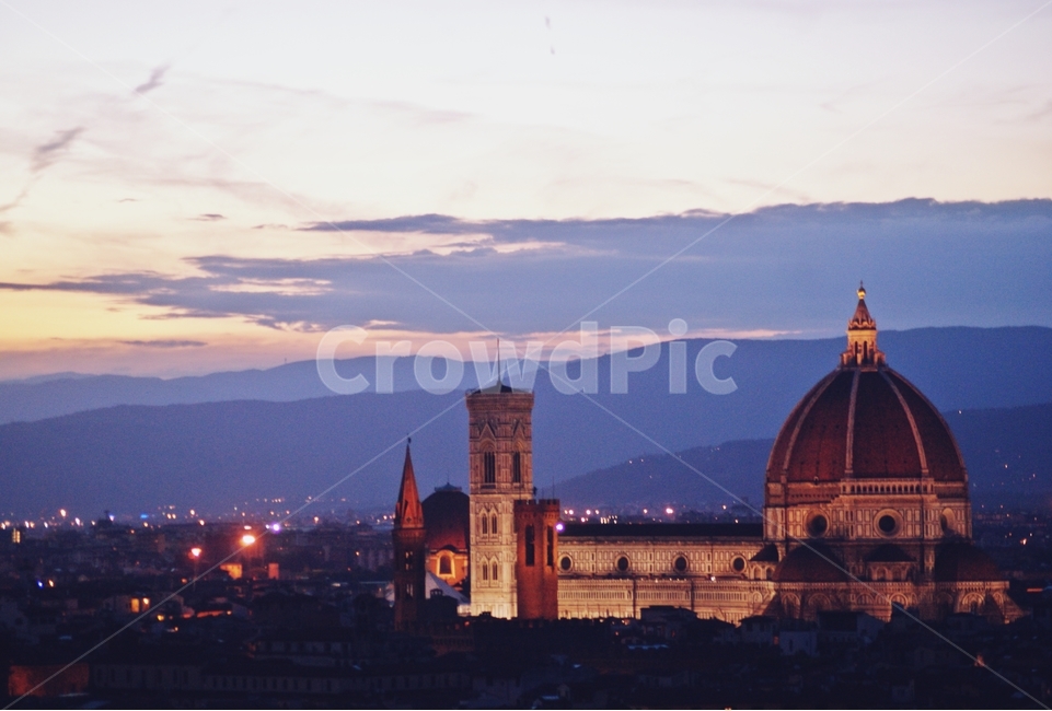 architecture,건축물,building,dome,둥근천장,steeple,탑,tower,spire,light,nightview,야경,밤,풍경,nightscape,night,landscape,해외,외국,세계,foreign,oversea,world
