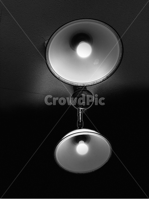 흑백,전구,전등,그림자,빛,흑백,모노톤,monochrome,black and white,인테리어,실내디자인,interior design