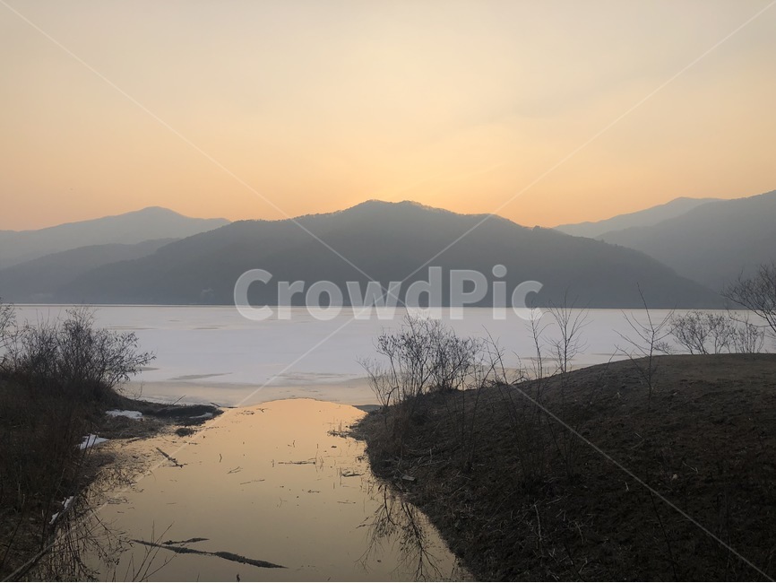 노을,풍경,자연,산,강,한국,nature,mountain,river,sunset,winter,겨울,저녁,오후,겨울감성,감성,자연,풍경,nature,landscape,outdoors,옥외,land,땅
