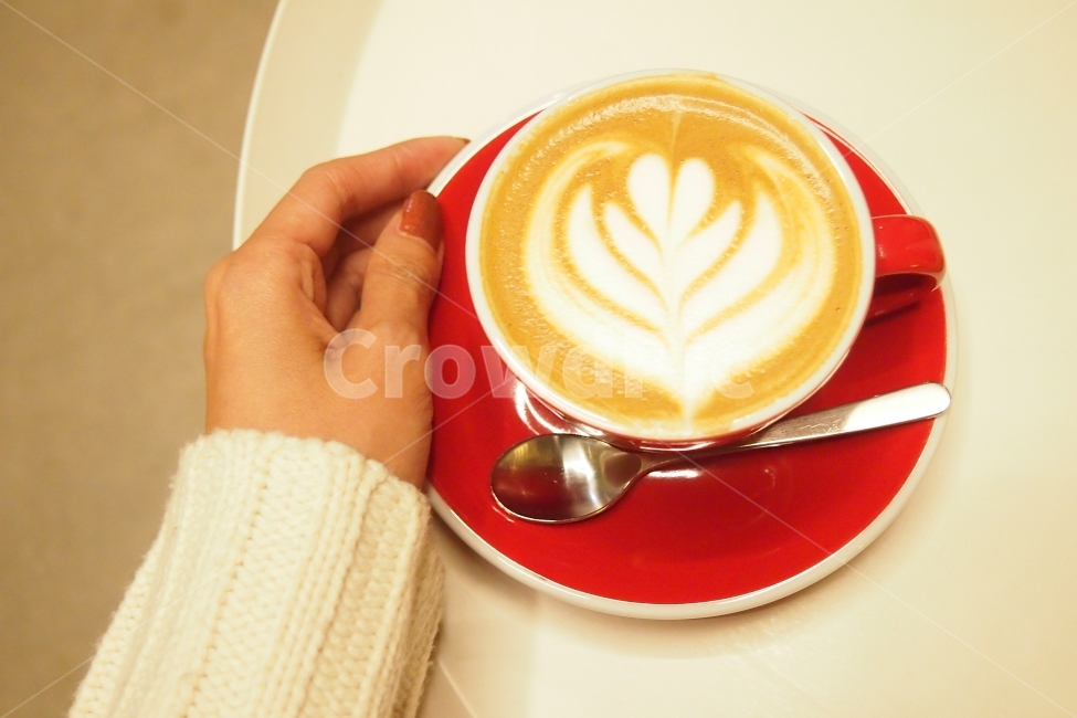 라떼,카페,커피,라떼아트,머그잔,따뜻함,휴식,힐링,latte,coffee,사람,인물,인간,human,person,신체일부,몸,body,커피,카페,coffee,cafe,감성,sensible,feeling,색깔,색상,색채,색감,color sense,color sensitivity,feeling of color