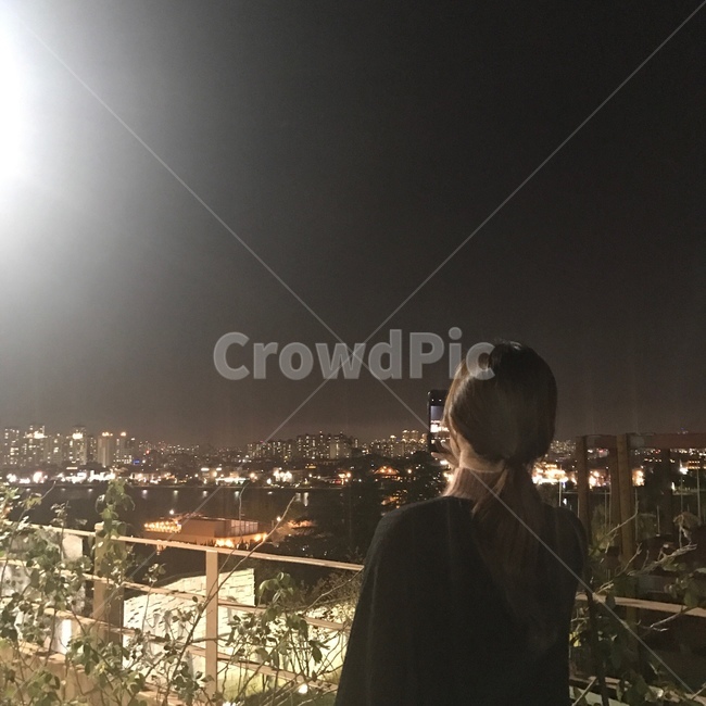 뒷모습,여자뒷모습,여자친구,긴머리여자,긴생머리,풍경,여행,감성,야경,밤,풍경,nightscape,night,landscape,사람,인물,인간,human,person,여성,여자,woman,female,lady,flare,플레어,light,빛