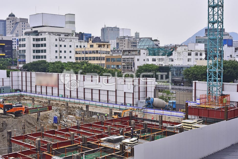 산업,건설현장,건축현장,포크레인,도심재개발공사,재개발,기계,타워크레인,건설크레인,constructioncrane,기초공사,작업,노동,개발,현장사무실,건설업,건축업,현장,작업장,비계,파이프,토목공사,철골,아시바,배경,industrial,대지,도심재개발,바탕,백그라운드,야외,옥외,construction,인부,노동자,펜스,가림막,철제빔,산업,industry,industrial,건설업,건축업,construction industry