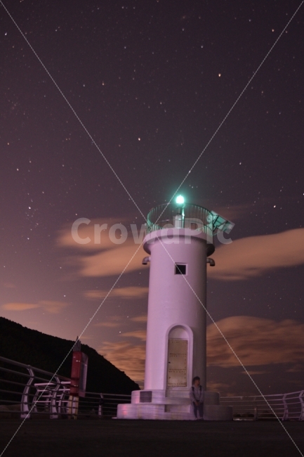 바다,밤바다,등대,별,방파제,등대,lighthouse,야경,밤,풍경,nightscape,night,landscape,사람,인물,인간,human,person,색깔,색상,색채,색감,color sense,color sensitivity,feeling of color,연출,컨셉,콘셉,direction,concept,architecture,건축물,building,건물,tower,탑