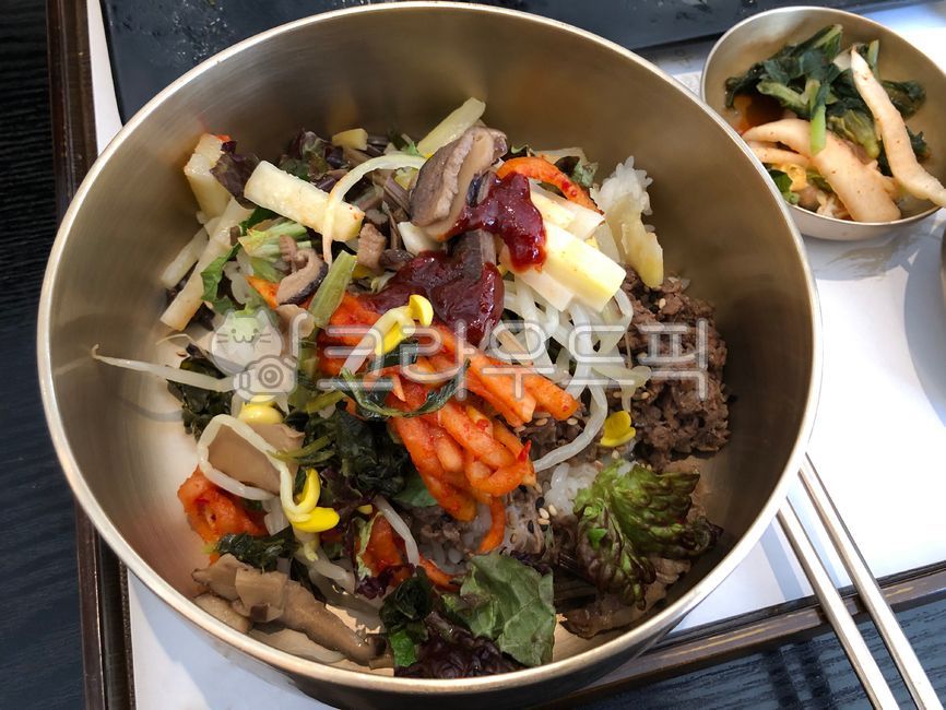 비빔밥,놋그릇,한국음식,한식,전통음식,밥,소고기비빔밥,건강한,고추장,전통,음식,koreanfood,식재료,koreanmeal,koreancook,koreandishes,한국요리,foodreserves,dishes,산채비빔밥,meal,요리,food,cook
