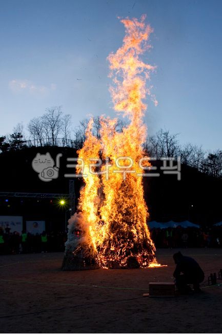 Full moon of the first lunar month,traditional customs,folk games,Burning the moon house,wind speed,fire,tradition,campfire