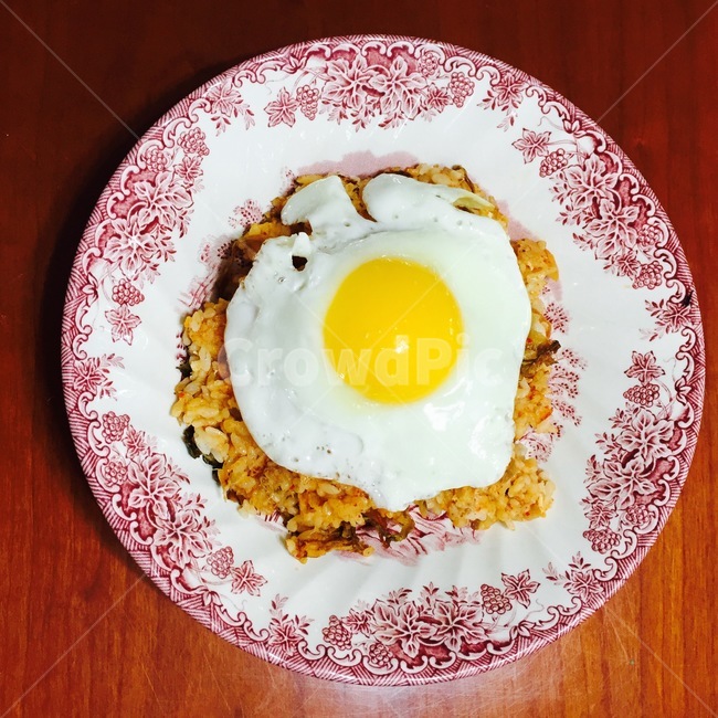 김치볶음밥,달걀프라이,요리,접시,한식,테이블